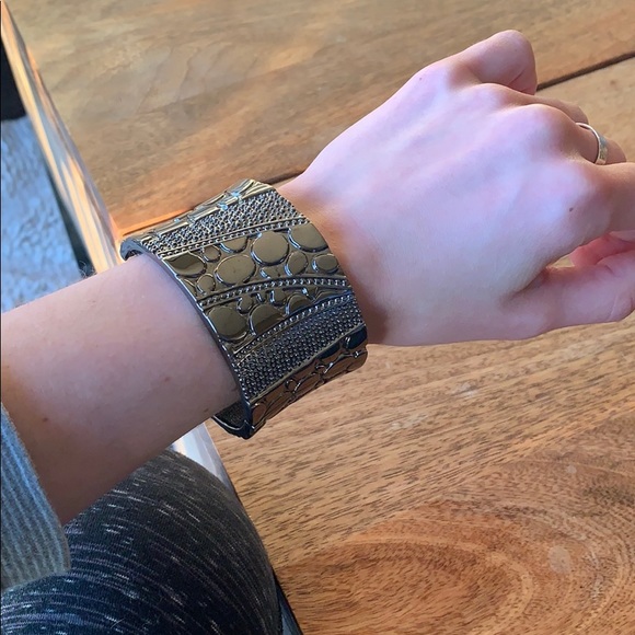 Express dark gray cuff bracelet - Picture 4 of 4